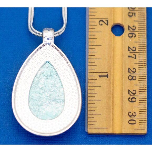 18 Inch, Vintage Green Teardrop Victorian Pendant Necklace D4 - Picture 3 of 3